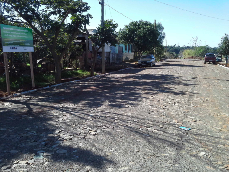 SEGUE A PAVIMENTAÇÃO POLIÉDRICA NAS RUAS DE TRÊS DE MAIO